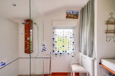 Salle de bains dans l'établissement Maison avec terasse et jardin - 1km plage de Kérity