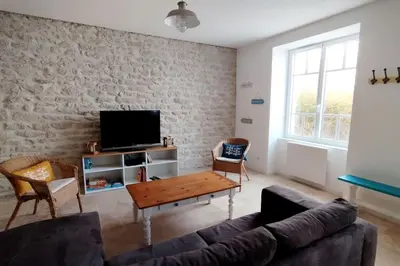 Télévision ou salle de divertissement dans l'établissement Maison Ker Losa à Saint Guénolé proche plage Pors Carn