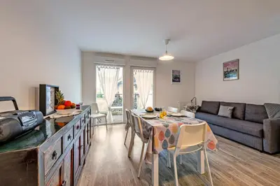 Coin salon dans l'établissement Au Pays des Fraises - Appt à proximité des plages