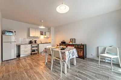 Cuisine ou kitchenette dans l'établissement Au Pays des Fraises - Appt à proximité des plages