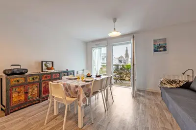 Cuisine ou kitchenette dans l'établissement Au Pays des Fraises - Appt à proximité des plages