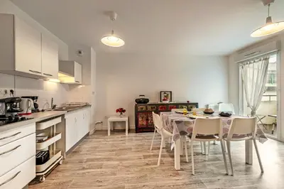Cuisine ou kitchenette dans l'établissement Au Pays des Fraises - Appt à proximité des plages