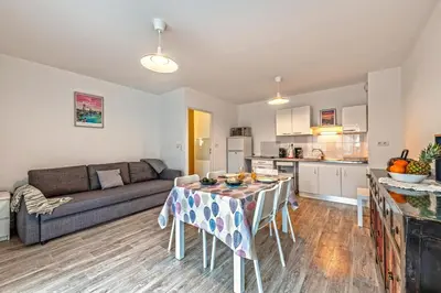 Cuisine ou kitchenette dans l'établissement Au Pays des Fraises - Appt à proximité des plages