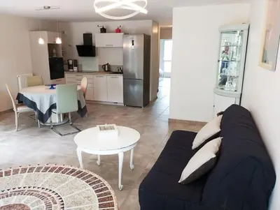 Cuisine ou kitchenette dans l'établissement Appartement Les Flots d Arthlotte Cabellou Plage