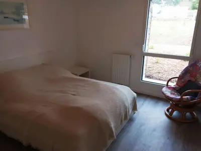 Un ou plusieurs lits dans un hébergement de l'établissement Appartement Les Flots d Arthlotte Cabellou Plage