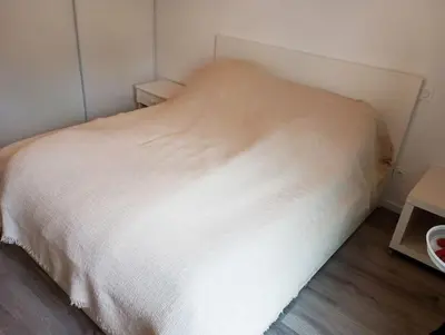 Un ou plusieurs lits dans un hébergement de l'établissement Appartement Les Flots d Arthlotte Cabellou Plage