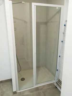 Salle de bains dans l'établissement Appartement Les Flots d Arthlotte Cabellou Plage