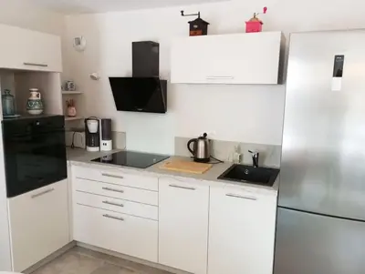 Cuisine ou kitchenette dans l'établissement Appartement Les Flots d Arthlotte Cabellou Plage