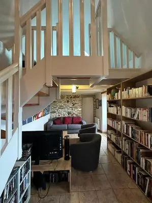 Bibliothèque dans la maison de vacances