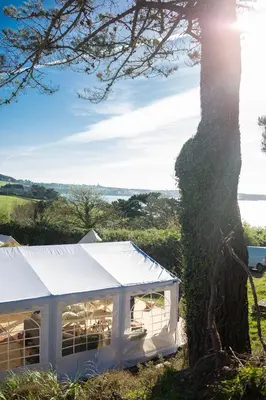 Paysage naturel près de la tente de luxe