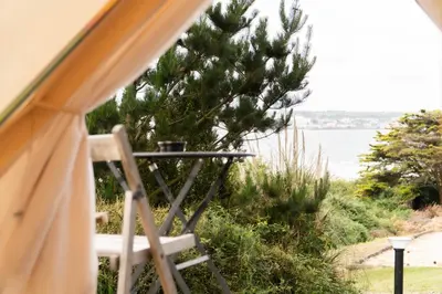 Paysage naturel près de la tente de luxe