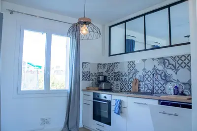 Cuisine ou kitchenette dans l'établissement Ar Mervent/Plage à pieds