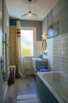 Salle de bains dans l'établissement Ar Mervent/Plage à pieds