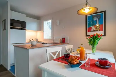 Cuisine ou kitchenette dans l'établissement Penfret - Appt avec piscine, vue mer, plage à 50m