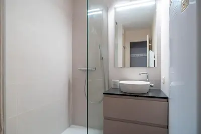 Salle de bains dans l'établissement Penfret - Appt avec piscine, vue mer, plage à 50m