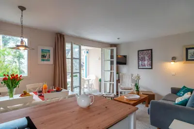 Coin salon dans l'établissement Penfret - Appt avec piscine, vue mer, plage à 50m