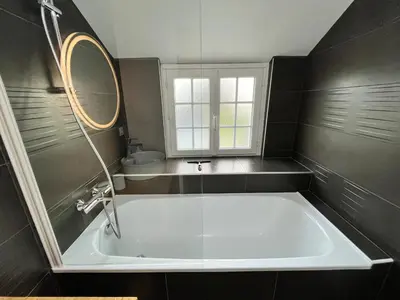 Salle de bains dans l'établissement Kelerdutbay fr, accès direct à la mer