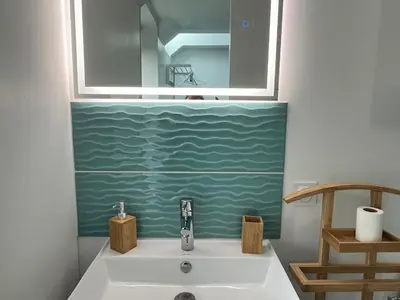 Salle de bains dans l'établissement Kelerdutbay fr, accès direct à la mer