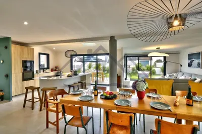 Cuisine ou kitchenette dans l'établissement LocaLise - M14 - Caligourdaine - Maison d'exception - Construction de 2024 - à 30m de la mer et quelques pas des plages - extérieur clos - 4 places de parking privatives - wifi inclus - draps inclus - centre et port à 7 minutes à pied