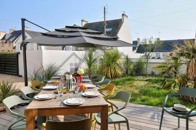 Jardin de l'établissement LocaLise - M14 - Caligourdaine - Maison d'exception - Construction de 2024 - à 30m de la mer et quelques pas des plages - extérieur clos - 4 places de parking privatives - wifi inclus - draps inclus - centre et port à 7 minutes à pied
