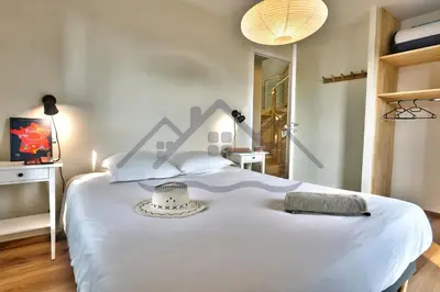 Un ou plusieurs lits dans un hébergement de l'établissement LocaLise - M14 - Caligourdaine - Maison d'exception - Construction de 2024 - à 30m de la mer et quelques pas des plages - extérieur clos - 4 places de parking privatives - wifi inclus - draps inclus - centre et port à 7 minutes à pied