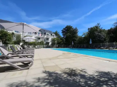 Piscine de l'établissement Bel appartement à 100 m de la plage à Fouesnant avec piscine chauffée, pour 4 personnes - FR-1-481-160 ou située à proximité