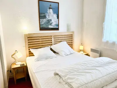 Un ou plusieurs lits dans un hébergement de l'établissement Bel appartement à 100 m de la plage à Fouesnant avec piscine chauffée, pour 4 personnes - FR-1-481-160