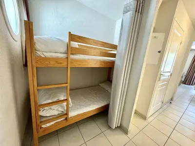 Un ou plusieurs lits dans un hébergement de l'établissement Bel appartement à 100 m de la plage à Fouesnant avec piscine chauffée, pour 4 personnes - FR-1-481-160