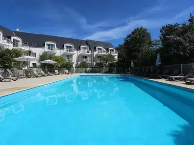Piscine de l'établissement Bel appartement à 100 m de la plage à Fouesnant avec piscine chauffée, pour 4 personnes - FR-1-481-160 ou située à proximité