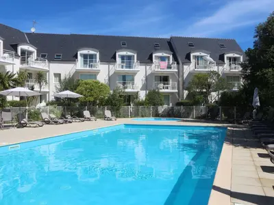 Piscine de l'établissement Bel appartement à 100 m de la plage à Fouesnant avec piscine chauffée, pour 4 personnes - FR-1-481-160 ou située à proximité