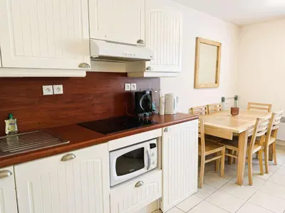 Cuisine ou kitchenette dans l'établissement Bel appartement à 100 m de la plage à Fouesnant avec piscine chauffée, pour 4 personnes - FR-1-481-160