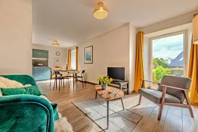Télévision ou salle de divertissement dans l'établissement Kelenn - Maison avec jardin et terrasse