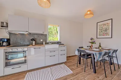 Cuisine ou kitchenette dans l'établissement Toudig - Maison avec terrasse et jardin
