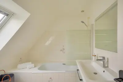 Salle de bains dans l'établissement Piscine couverte - sauna - Maison pour 9 à Loctudy