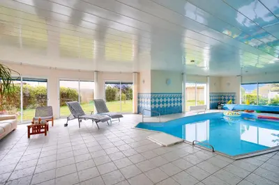 Piscine de l'établissement Piscine couverte - sauna - Maison pour 9 à Loctudy ou située à proximité