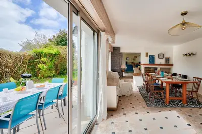 Cuisine ou kitchenette dans l'établissement Piscine couverte - sauna - Maison pour 9 à Loctudy