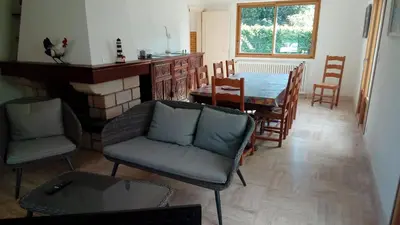 Coin salon dans l'établissement Villa prestigieuse à Concarneau avec piscine