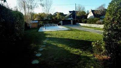 Jardin de l'établissement Villa prestigieuse à Concarneau avec piscine