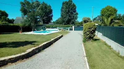 Piscine de l'établissement Villa prestigieuse à Concarneau avec piscine ou située à proximité