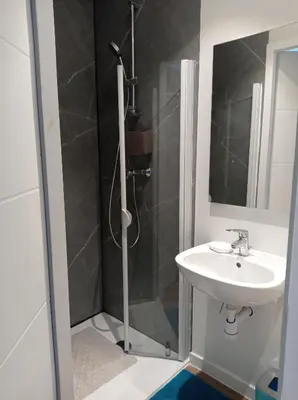 Salle de bains dans l'établissement Ty Kerleguer