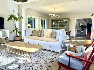 Coin salon dans l'établissement Maison 5 chambres à 150 m de la plage, rénovée, jardin, proche restaurants et commerces - FR-1-481-161