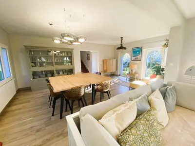 Coin salon dans l'établissement Maison 5 chambres à 150 m de la plage, rénovée, jardin, proche restaurants et commerces - FR-1-481-161