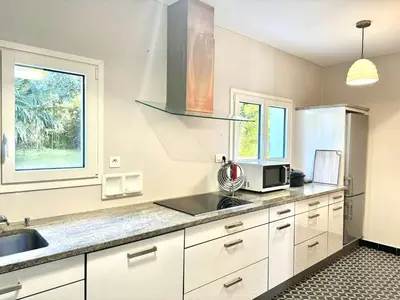 Cuisine ou kitchenette dans l'établissement Maison 5 chambres à 150 m de la plage, rénovée, jardin, proche restaurants et commerces - FR-1-481-161