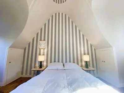 Un ou plusieurs lits dans un hébergement de l'établissement Maison 5 chambres à 150 m de la plage, rénovée, jardin, proche restaurants et commerces - FR-1-481-161