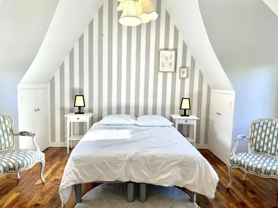 Un ou plusieurs lits dans un hébergement de l'établissement Maison 5 chambres à 150 m de la plage, rénovée, jardin, proche restaurants et commerces - FR-1-481-161
