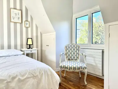 Un ou plusieurs lits dans un hébergement de l'établissement Maison 5 chambres à 150 m de la plage, rénovée, jardin, proche restaurants et commerces - FR-1-481-161