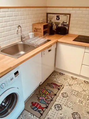 Cuisine ou kitchenette dans l'établissement L’ERMITAGE DE KERGUEN