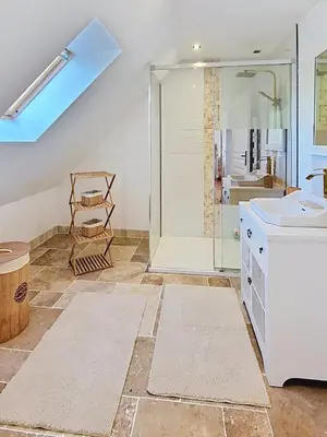 Salle de bains dans l'établissement Kerinou