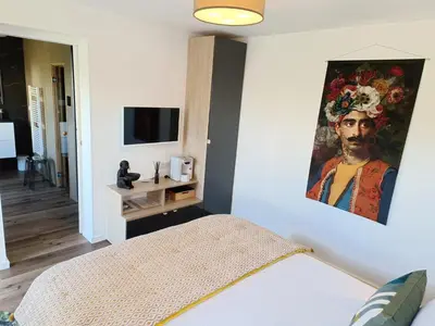 Télévision ou salle de divertissement dans l'établissement La chambre de KERLAGATU