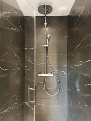 Salle de bains dans l'établissement La chambre de KERLAGATU